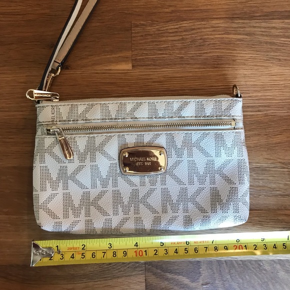 Michael Kors Handbags - Michael Kors Wristlet